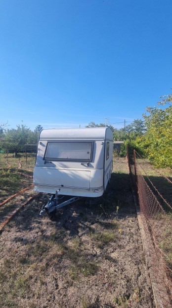 Hobby 400 lakkocsi teleptsre Szolnokon