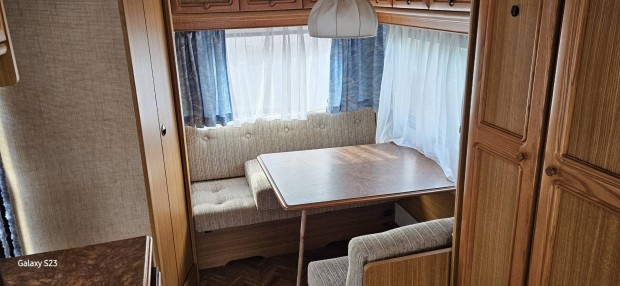 Hobby delux 420 lakkocsi 