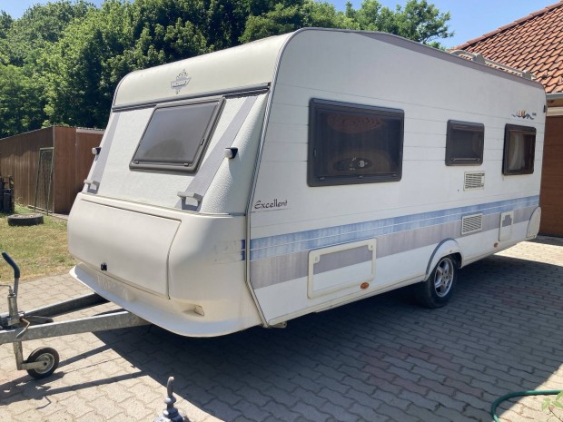 Hobby lakkocsi elad