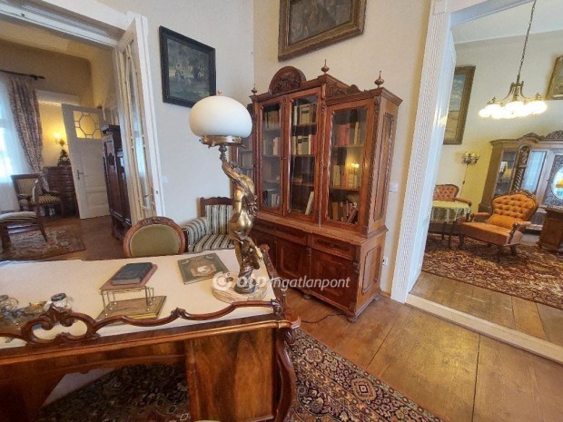 H�dmez�v�s�rhely, fel�j�tott polg�ri h�z t�gas pinc�vel, kerttel