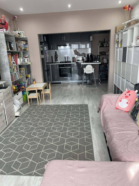 H�dt�ban, amerikai konyh�s, 2 erk�llyes, egyedileg �talak�tott lak�s