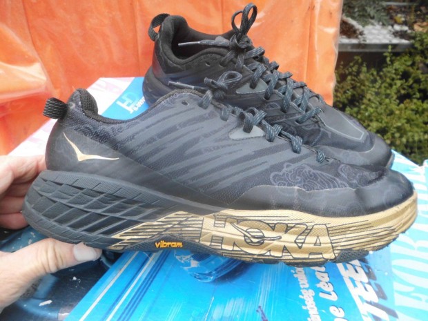 Hoka One fekete-arany 43-44-es sportcip elad,