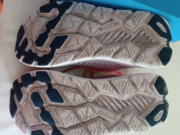 Hoka, Adidas 42-es futcip 