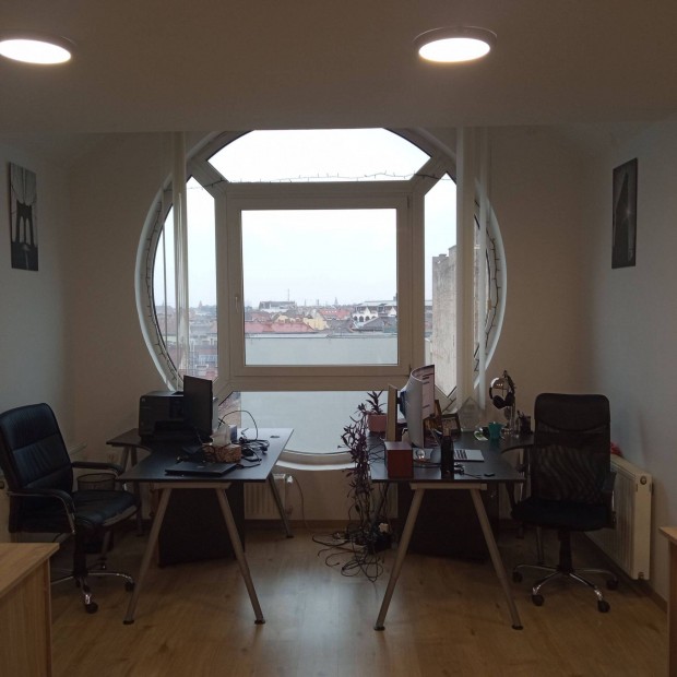 Hold utc�ban, lak�s elad�