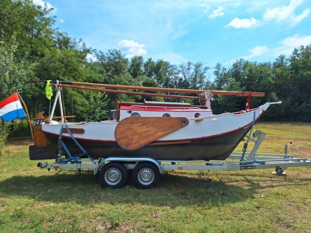 Holland , hagyományos motoros vitorlás hajó