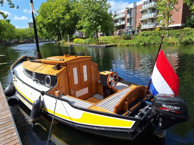 Holland , különleges vas hajó ,20 le-s Suzuki motorral