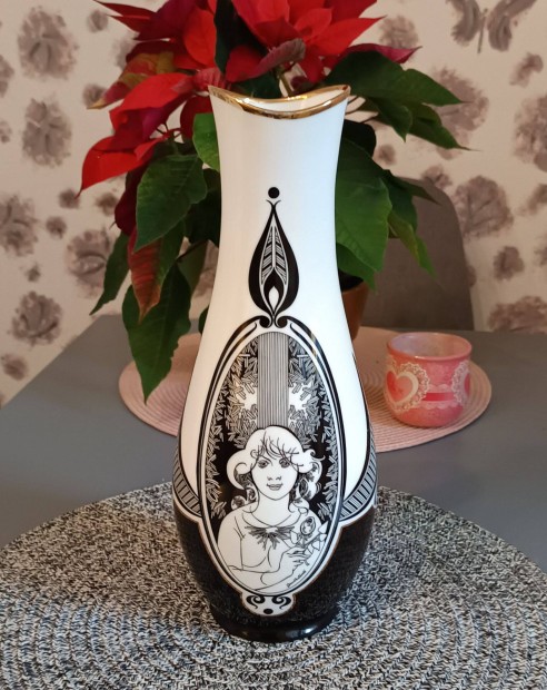 Hollóházi porcelán Jurcsák váza Érosz váza Szász Endre porcelán