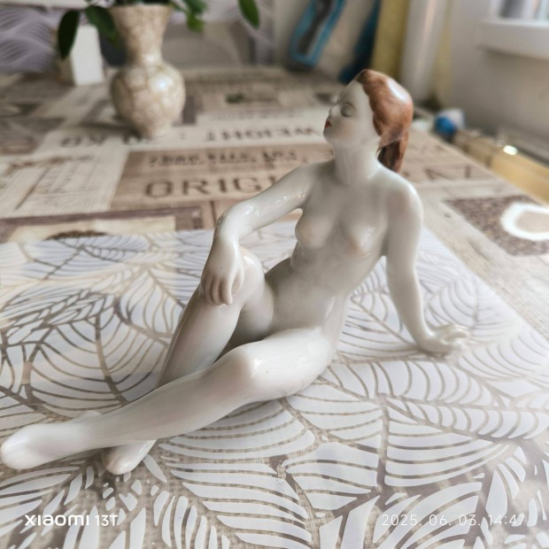 Hollóházi porcelán női akt szobor eladó!Hollóházi porcelán ülő női akt