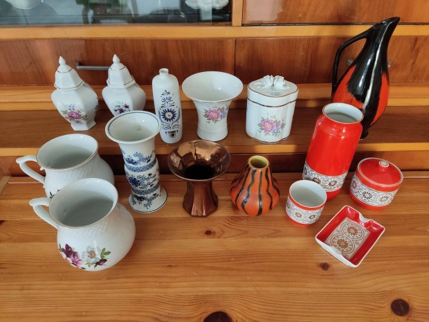 Hollóházi porcelán váza, bögre figurák