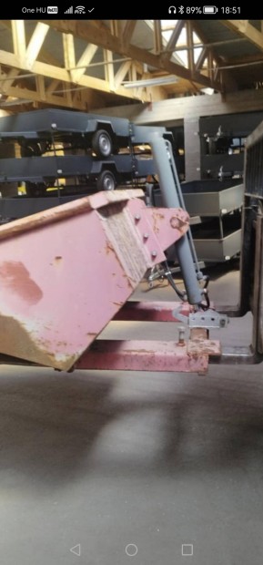 Homlokrakod� elad� 