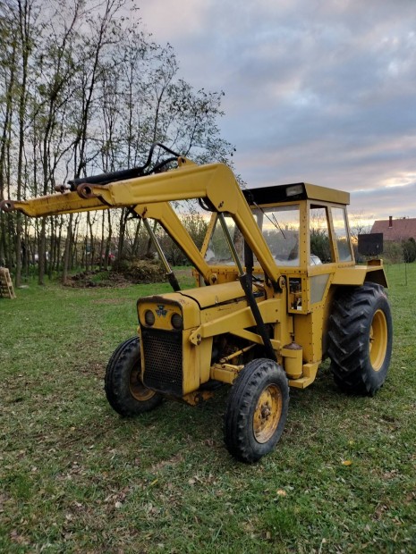 Homlokrakod traktor Massey Ferguson 