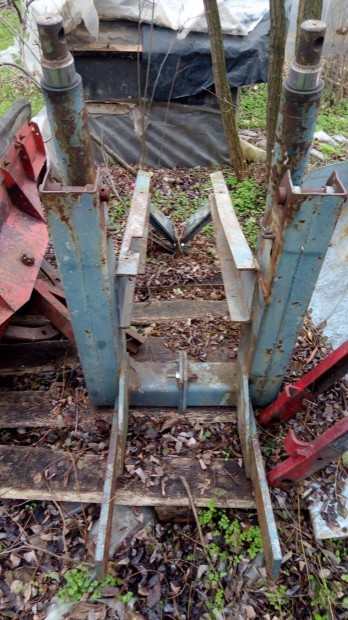 Homlokrakod�hoz tart�konzol munkahengerekkel