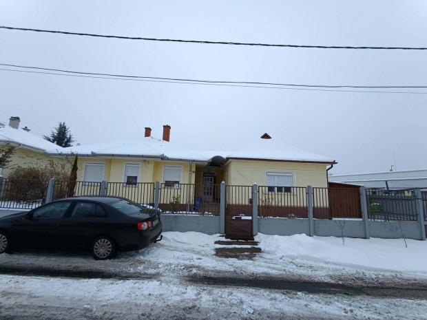 Homokkerti K�t Gener�ci�s H�z Elad� !!!