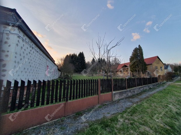 Homokkom�romi 1715 nm-es telek elad�