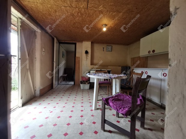 Homokkom�romi elad� 31 nm-es h�z