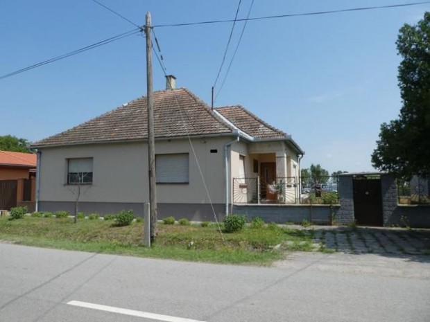 Homokm�gyen (B�cs-Kiskun v�rmegye) k�t szomsz�d lak��p�let egy�tt