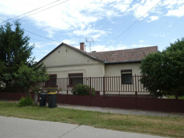 Homokm�gyen (B�cs-Kiskun v�rmegye) �sszkomfortos csal�di h�z elad�!