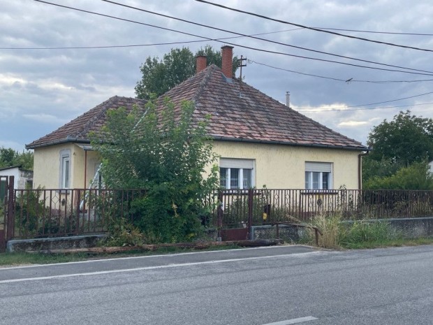 Homokm�gyen bel�l fel�j�tott csal�di h�z elad�!