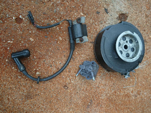 Honda 5 Le. 4 ütemű motor, gyújtás, és AC pumpa, és motor alkatrészek