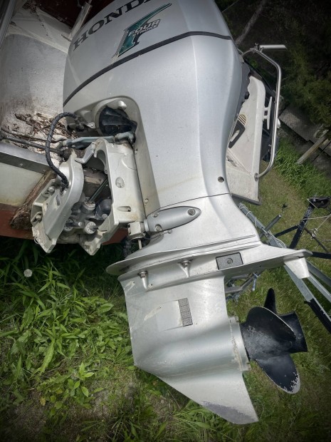 Honda BF 90 néhyutemu csónakmotor, távkar, műszerek, megkímélt