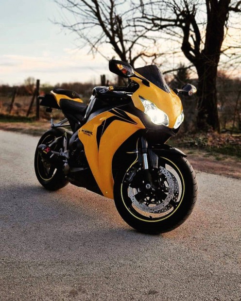Honda CBR 1000RR elad!