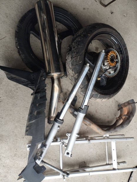 Honda CBR 600 F4 alkatr�sz