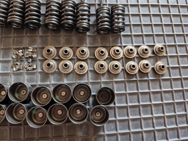 Honda CBR 600 f4 szelepek �s alkatr�szei