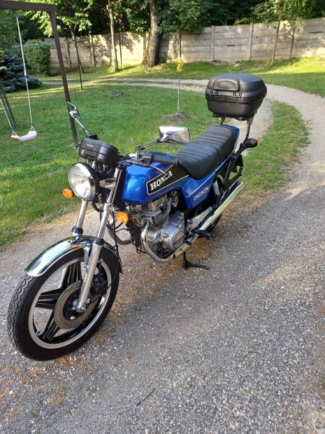 Honda CB 250 alkatrsznek.