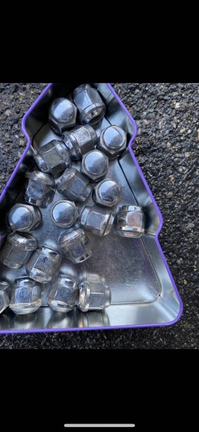 Honda C-RV 2011 kerekanya csavarok 20 db  