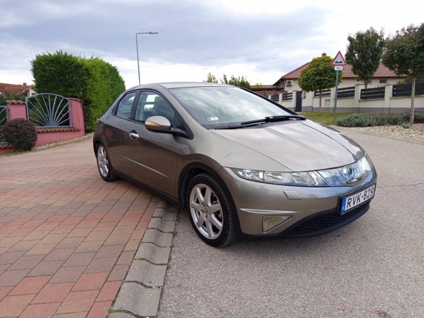 Honda Civic 1.8 Comfort Benzinenes. Sok Extrval!
