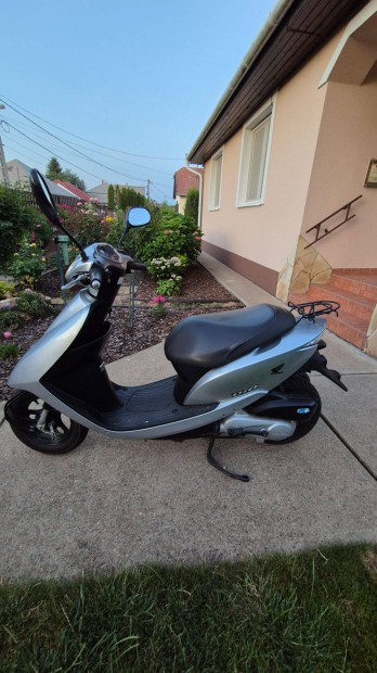 Honda DIO robog elad