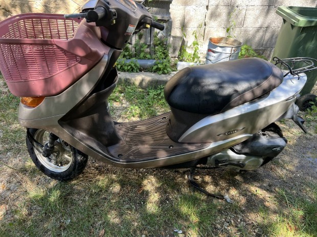Honda Dio, Cesta, Robogó