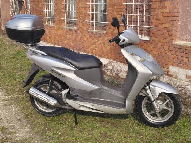 Honda Dylan 125 dobozzal. keveset futott