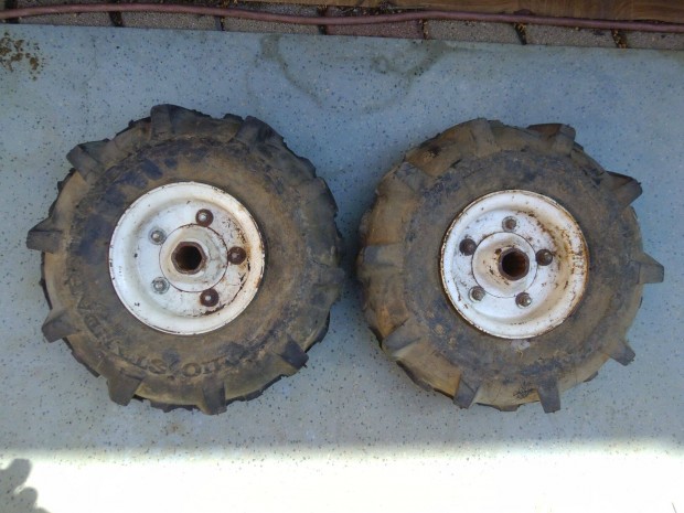 Honda F400 kerti traktor kerekek új gumival