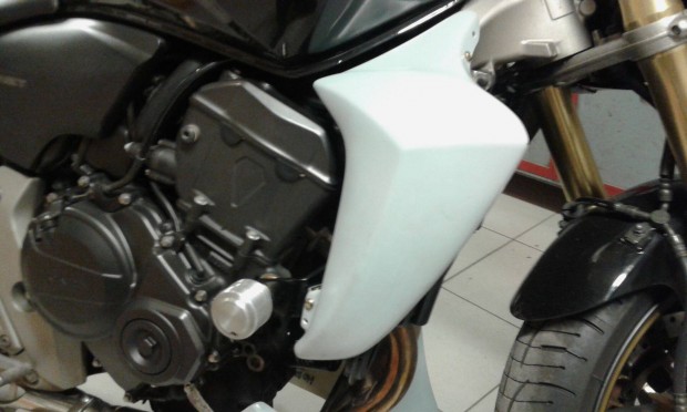 Honda Hornet 600 hűtőidom, hátsó sárvédő 2007-től