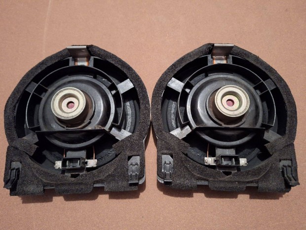 Honda Jazz GD1-es aut els ajtba szerelhet hangszr