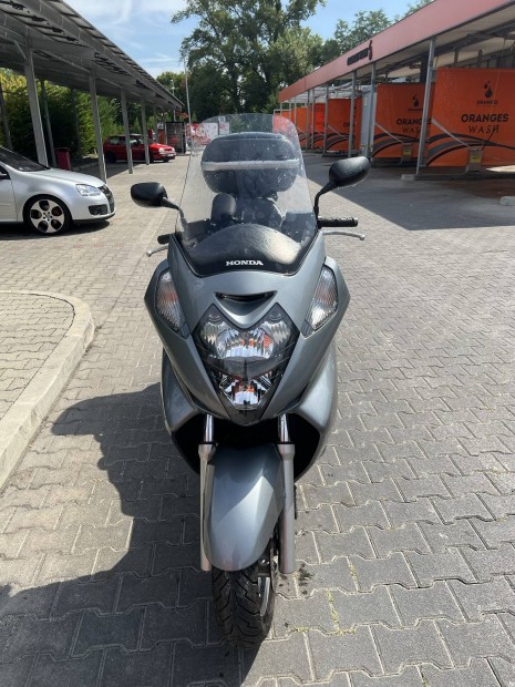 Honda Silver Wing 600 turarobogó