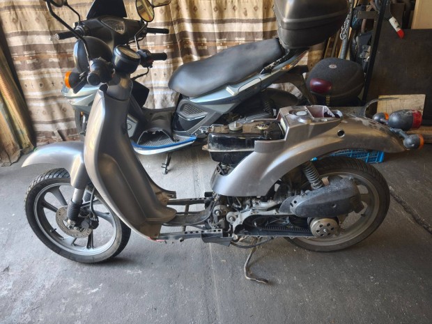 Honda Sky robogó 1998 alkatrésznek (főtengely és henger hibás)