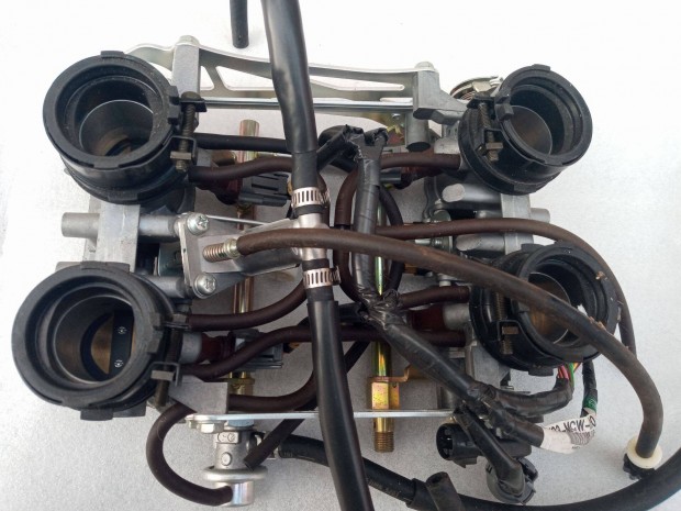 Honda VFR 800 2002 alkatr�sz , injektor