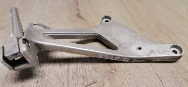 Honda Vfr 750 rc36/1 93' jobb hátsó lábtartó 1703