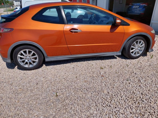 Honda alufelni garnitúra eladó új 205/55 R16 téligumi val