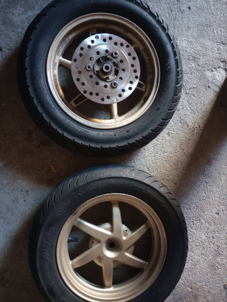 Honda dio alufelni párban jó gumikkal.