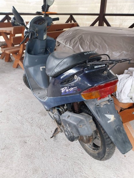 Honda dio robog� elad�