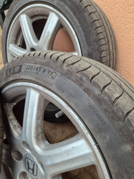 Honda felni gumival elad