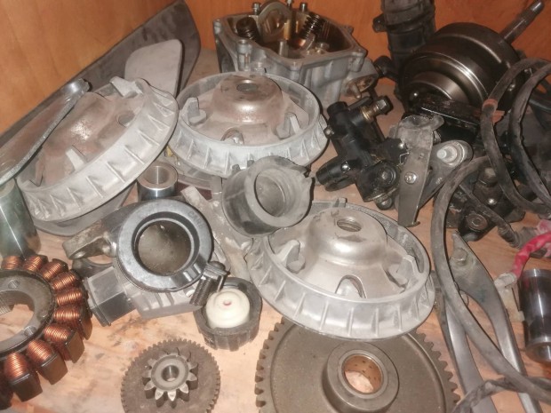 Honda foresight 250 bontott alkatr�sz 