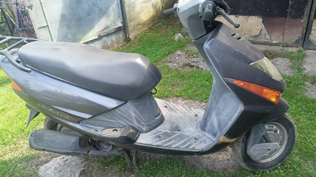 Honda lead 100 4T robog alkatrsznek elad.