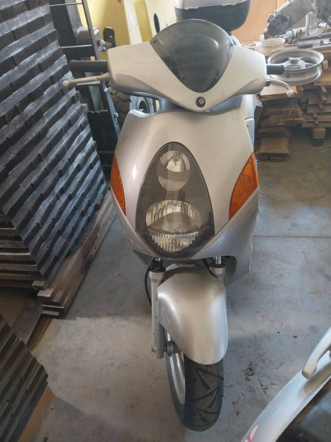 Honda nes 150 robog elad