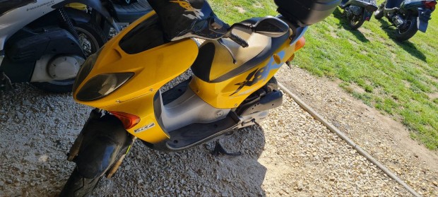 Honda x8r bontott alkatrészek