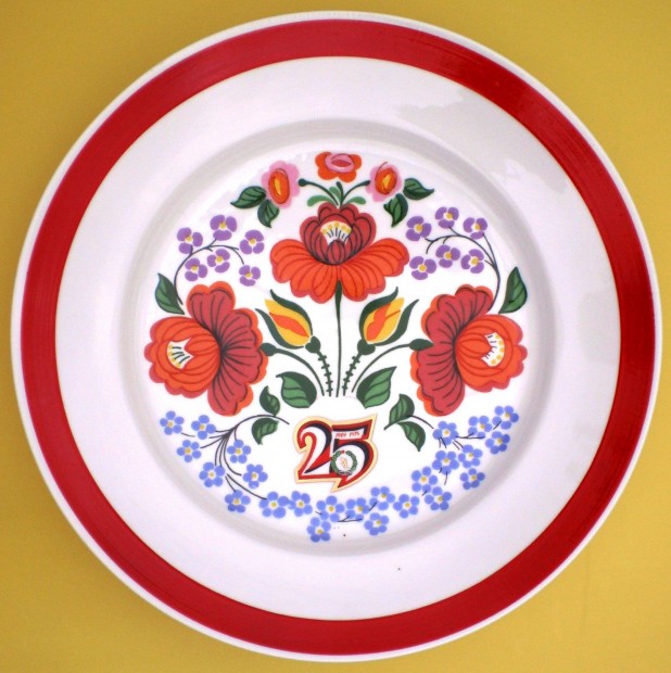 Honvéd falitányér hollóházi porcelánból, 1974