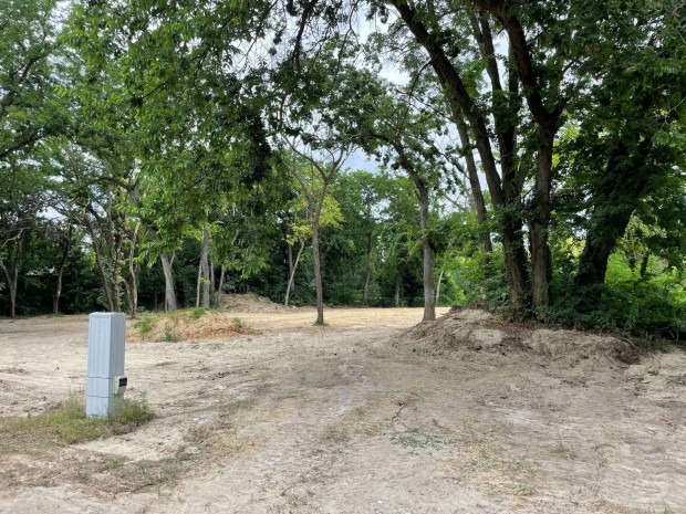 Hor�nyban Duna mellett LKe-6 4000 m2 ligetes lak�telek hasznos�t�sa